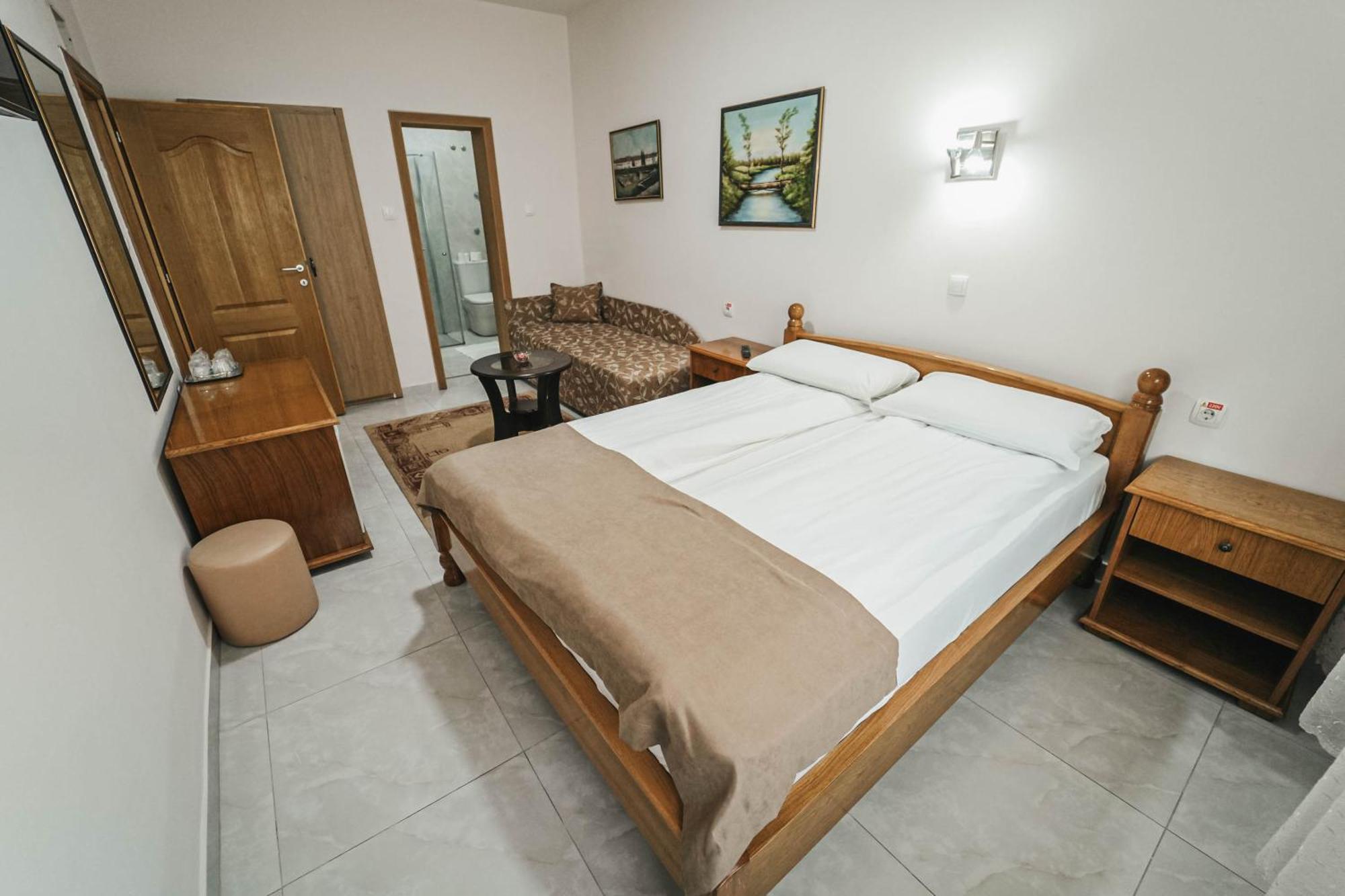 B&B Passage Sremska Mitrovica Buitenkant foto
