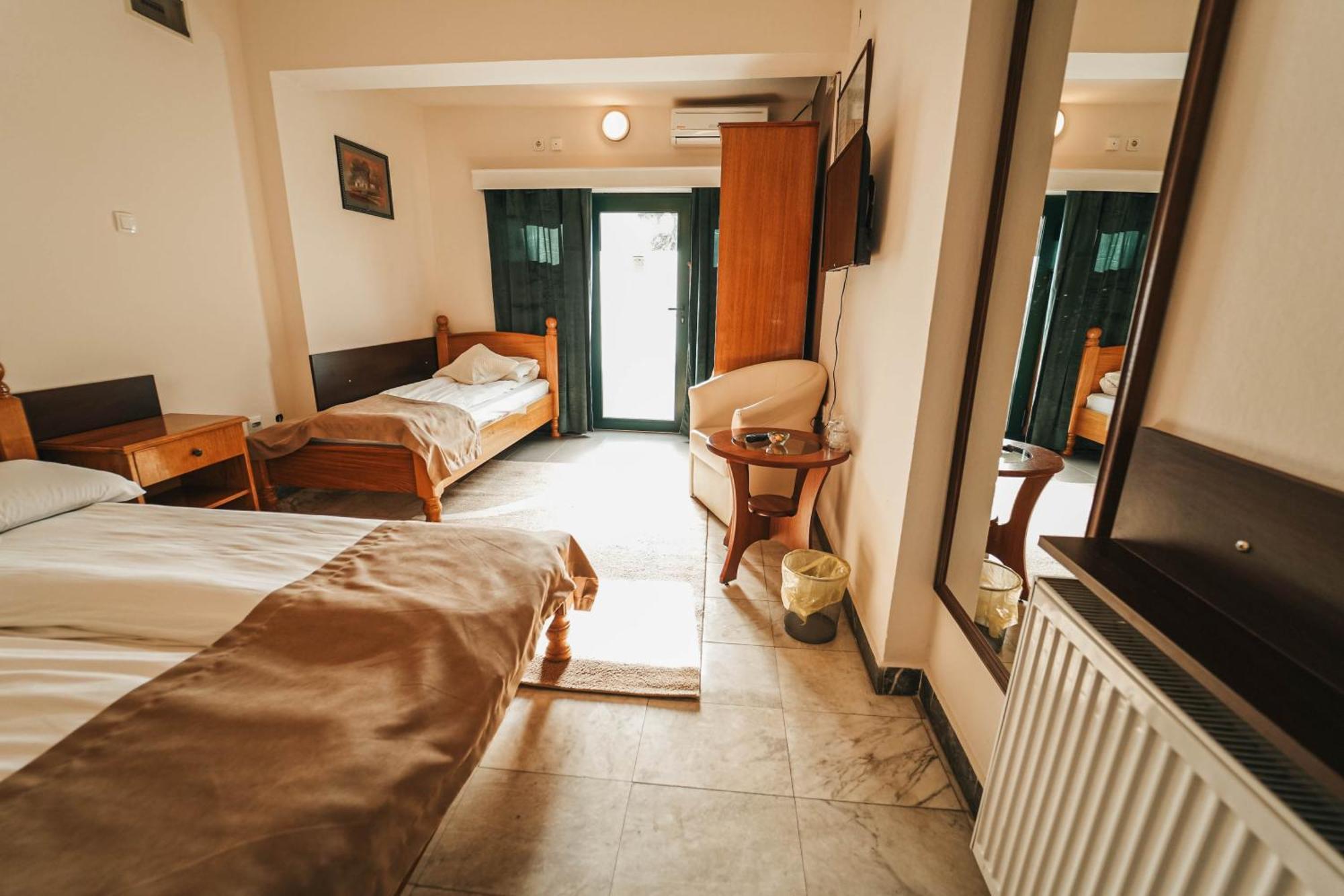 B&B Passage Sremska Mitrovica Buitenkant foto