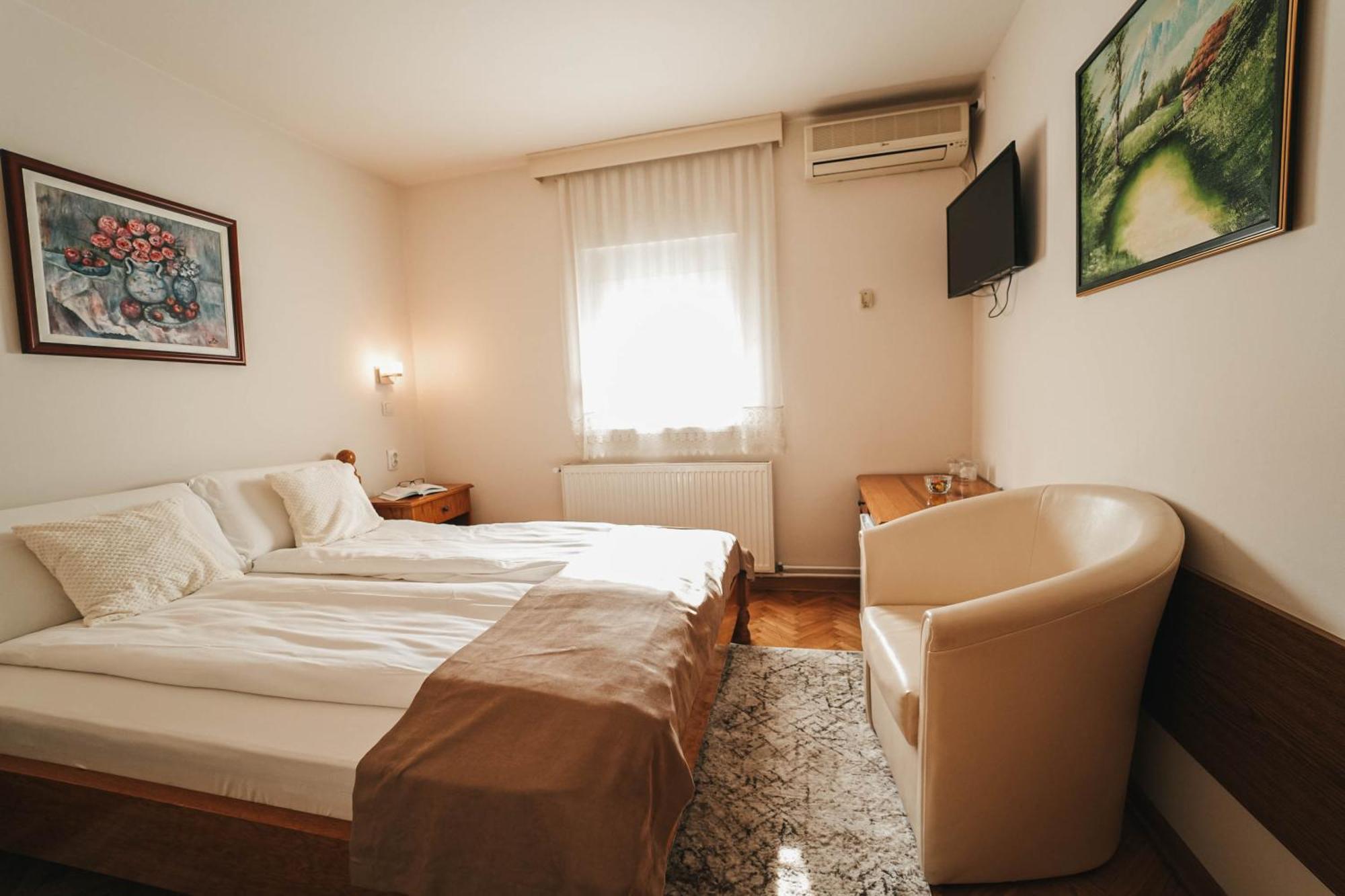 B&B Passage Sremska Mitrovica Buitenkant foto