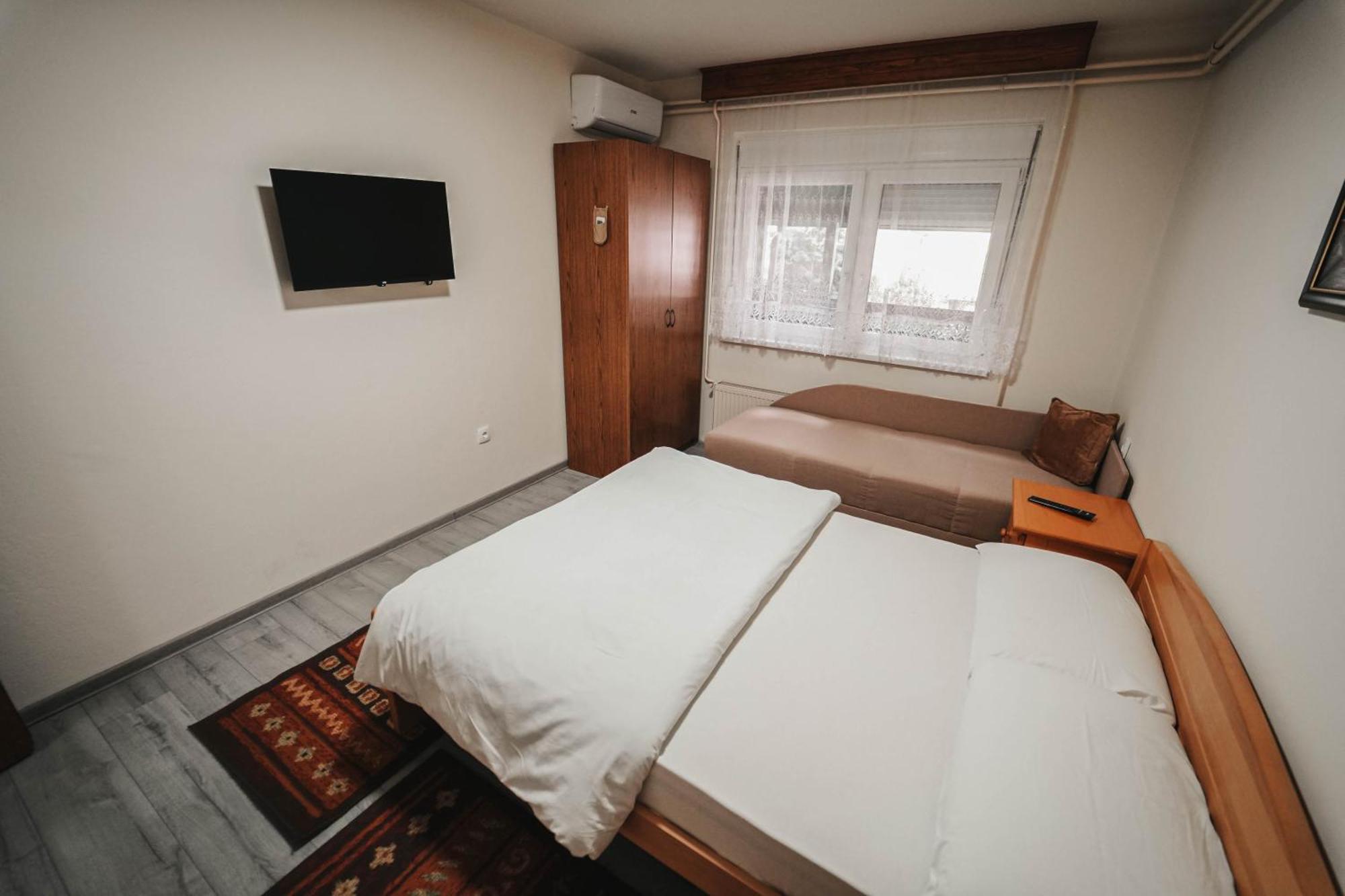 B&B Passage Sremska Mitrovica Buitenkant foto